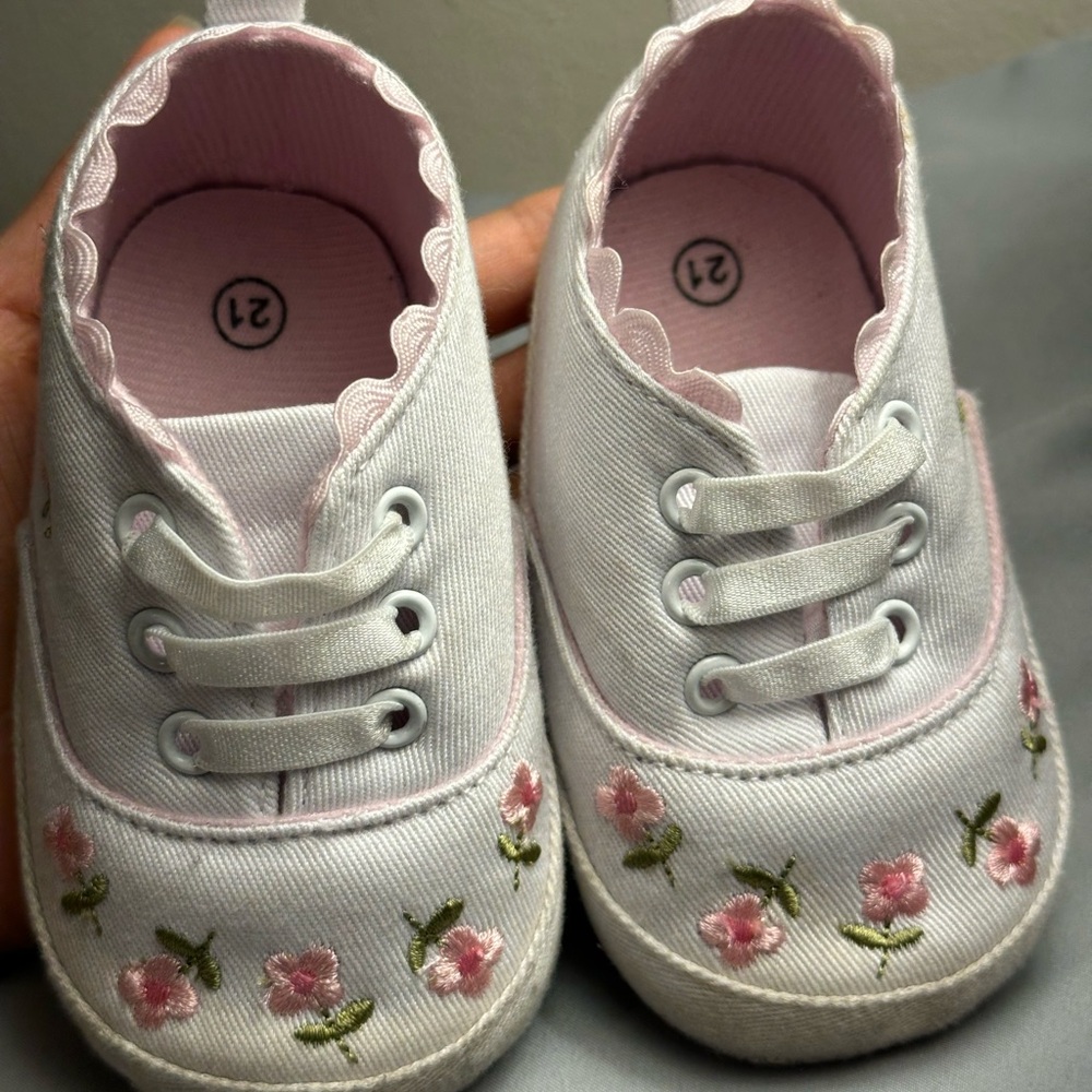 🌺 BUNDLE OF 4 ITEMS FOR $20 🍒
Baby Walker Shoes with Floral Design - Picture 2 of 11
